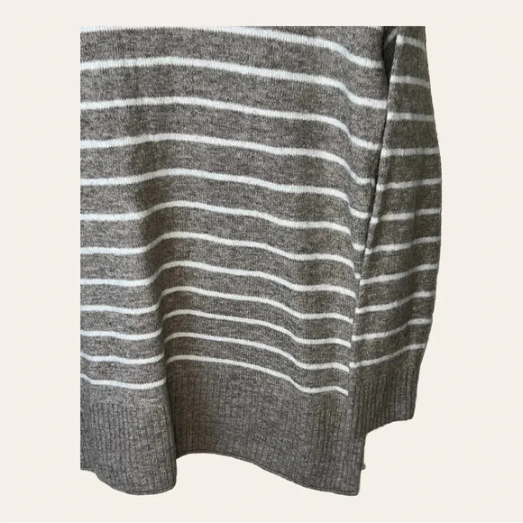 0120W. ABERCROMBIE AND FITCH LONG SLEEVE‎ SWEATER WITH POCKETS SIZE SMALL - Picture 13 of 13